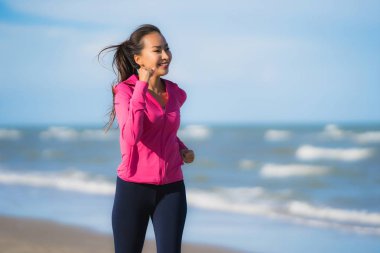 Portre güzel genç Asyalı kadın çalışan ve t üzerinde egzersiz