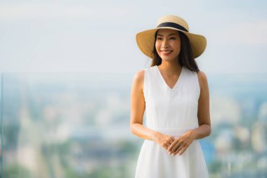 Portre güzel genç Asyalı kadın mutlu gülümseme ro üzerinde Relax