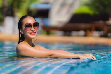 Portre güzel genç kadın eğlence gülümsemek ve hap