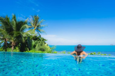 Portre güzel genç Asyalı kadın lüks açık SWI rahatlayın