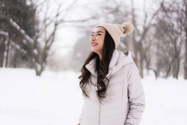 Bela jovem ásia mulher sorrindo feliz para viagem no neve ganhar — Fotografia de Stock