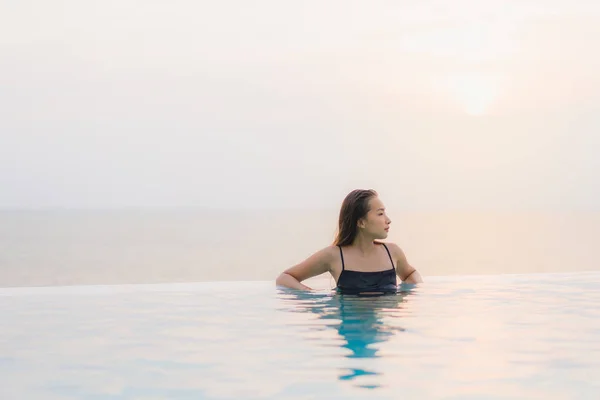 Retrato bonito jovem asiático mulher feliz sorriso relaxar em torno de sw — Fotografia de Stock