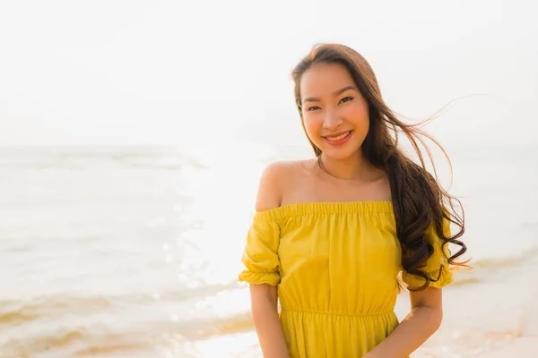 Retrato hermosa joven asiática mujer caminar en la playa y el mar o — Foto de Stock