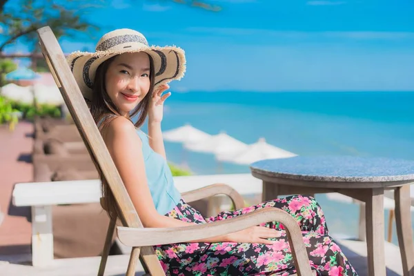 Portrait belle jeune femme asiatique sourire heureux se détendre autour être — Photo