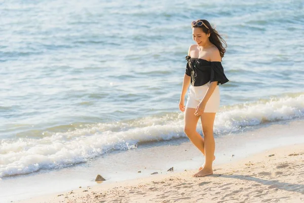 Retrato hermosa joven asiática mujer feliz y sonrisa en la playa —  Fotos de Stock