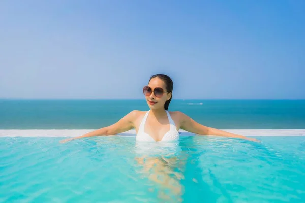 Retrato bonito jovem asiático mulher feliz sorriso relaxar em swimmi — Fotografia de Stock