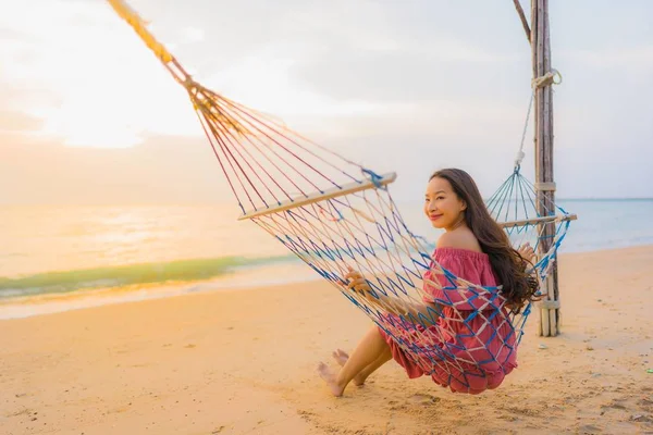 Dikey hamak ile oturan güzel genç Asyalı kadın — Stok fotoğraf
