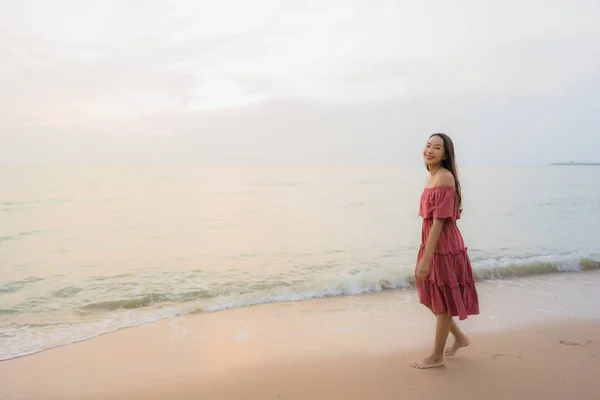 Retrato hermosa joven asiática mujer feliz sonrisa ocio en la — Foto de Stock