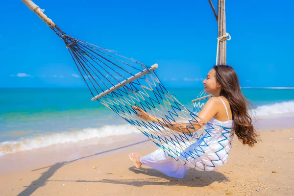 Retrato bonito jovem asiático mulher feliz sorriso lazer no o — Fotografia de Stock