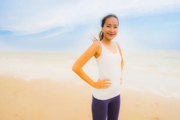肖像 美丽的 年轻 运动 亚洲 妇女 锻炼 通过 运行 和 j — 图库照片