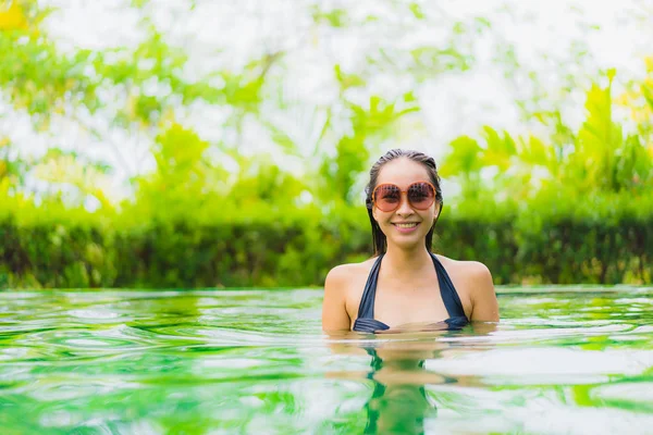 Portret mooie jonge Aziatische vrouw in het zwembad rond Hot — Stockfoto