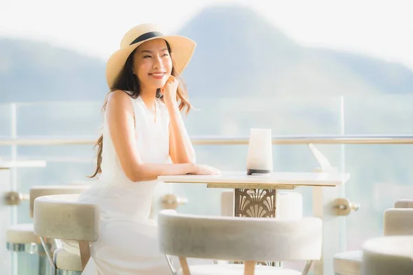 Porträtt vacker ung asiatisk kvinna leende lycklig i skybaren — Stockfoto
