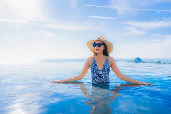 Portrait beautiful young asian woman smile happy relax around sw — Stock Photo, Image