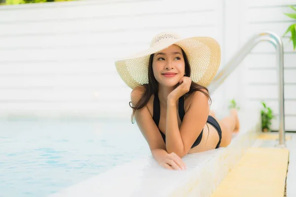 Retrato bonito jovem asiático mulher feliz sorriso relaxar ao redor ou — Fotografia de Stock