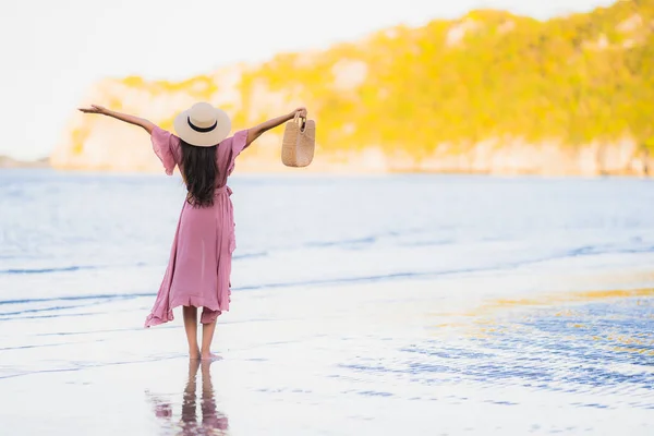 Ritratto giovane bella donna asiatica camminare sorriso e felice sul — Foto Stock