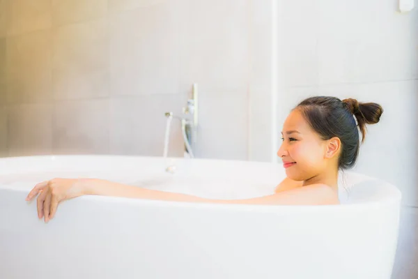 Retrato joven hermosa mujer asiática tomar un baño en bañera — Foto de Stock