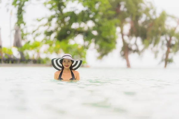 Retrato hermosa joven mujer asiática usar bikini alrededor de natación — Foto de Stock