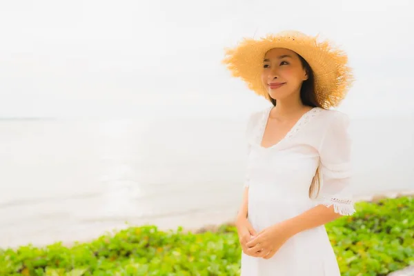 Retrato bela mulher asiática usar chapéu com sorriso feliz lazer — Fotografia de Stock