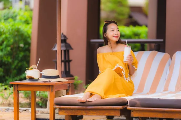 Портрет красивая молодая азиатская женщина отдыха расслабиться улыбка и хап — стоковое фото