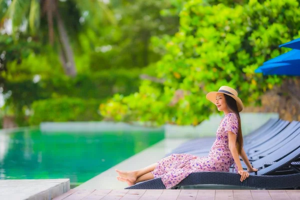 Retrato bonito jovem asiático mulher feliz sorriso relaxar em swimmi — Fotografia de Stock