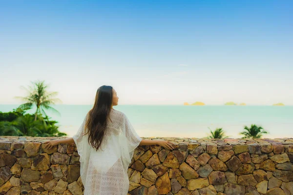 Portrait beautiful young asian woman looking sea beach ocean for — Stock Photo, Image