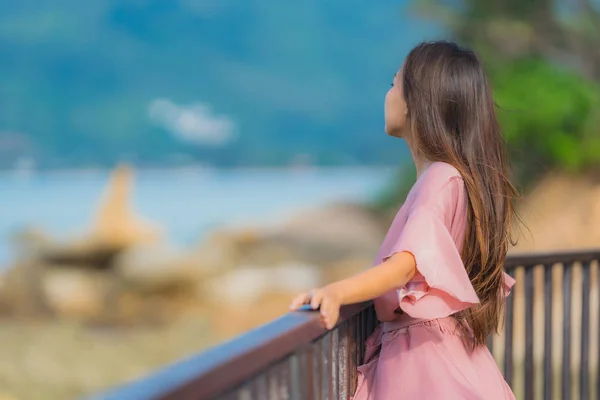 Ritratto bella giovane donna asiatica in cerca di mare spiaggia oceano per — Foto Stock