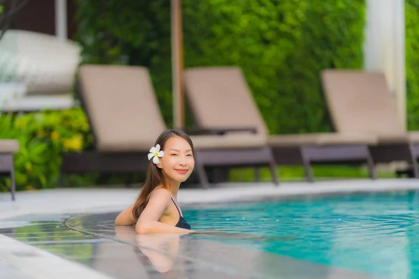 肖像画若いアジアの女性は、屋外の水泳の周りに幸せな笑顔をリラックス — ストック写真