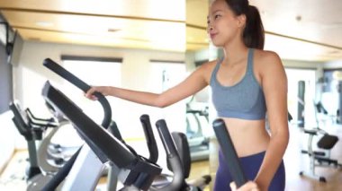 Güzel bir Asyalı kadının spor salonundaki görüntüleri.