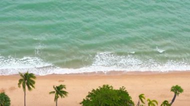 Güzel dalgalı denizin sakin görüntüleri.
