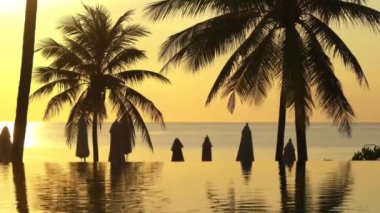 Güzel dalgalı denizin sakin görüntüleri.