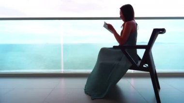 Güzel Asyalı kadının yaz tatilinde deniz kıyısında dinlendiği görüntüler.