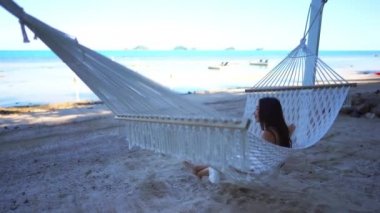 Yaz tatilinde deniz kenarında güzel bir Asyalı kadının görüntüsü.