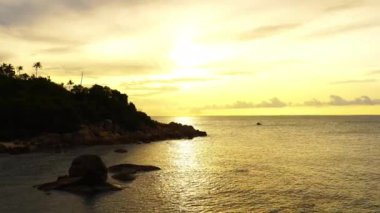 Güzel dalgalı denizin sakin görüntüleri.