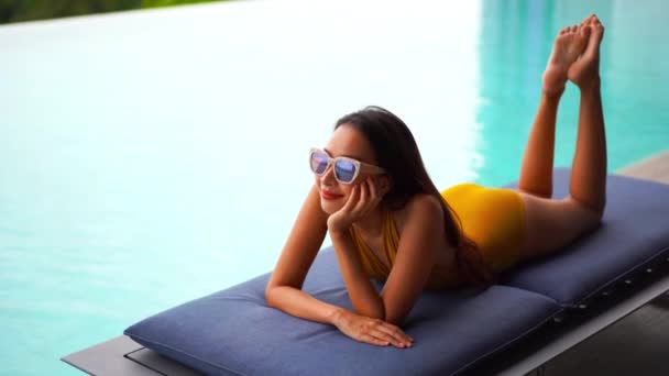 Metraje Hermosa Mujer Asiática Relajándose Piscina Hotel — Vídeos de Stock