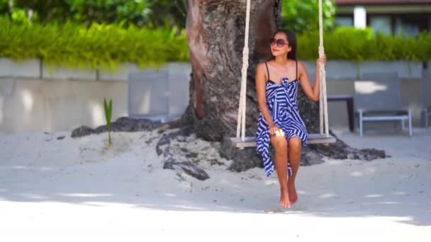 Footage Beautiful Asian Woman Sitting Swing Sandy Beach — Stock Video