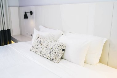 Beyaz yastık Yatak Dekorasyon güzel lüks yatak odasında Inter