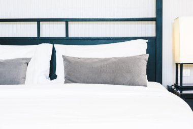 Hafif lamba ile yatakta güzel lüks rahat yastık