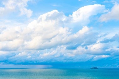 Beyaz bulut ile güzel panoramik manzara veya deniz manzarası okyanus