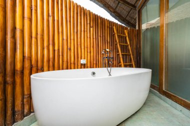 Banyoda Güzel lüks beyaz küvet dekorasyon