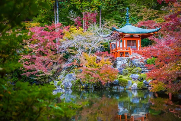 Schöner Daigoji-Tempel mit buntem Baum und Blatt im Herbst — Stockfoto