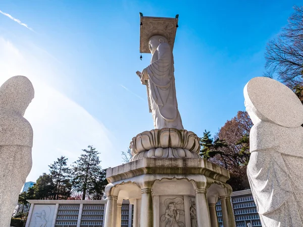 Bella statua buddhista nel tempio di Bongeunsa — Foto Stock