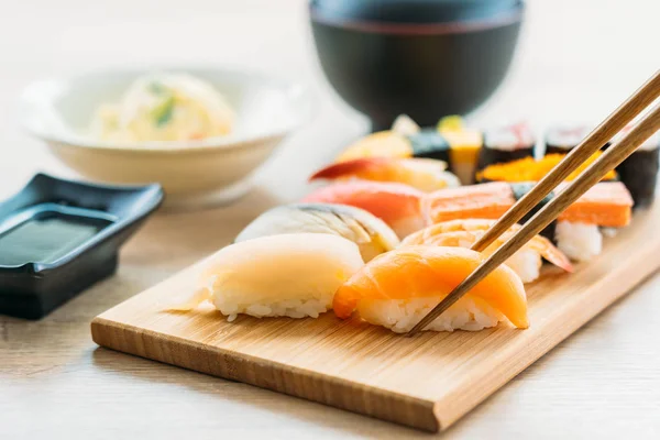 Camarão com casca de atum de salmão e outra carne sushi maki — Fotografia de Stock