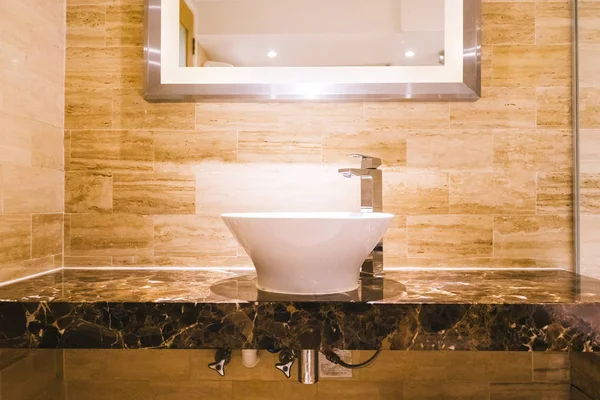 Lavabo bianco e rubinetto decorazione in bagno — Foto Stock