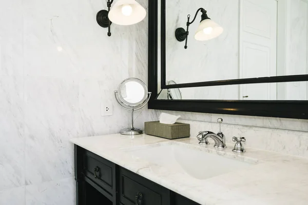 Hermoso lavabo blanco de lujo y facuet interior de agua de baño — Foto de Stock