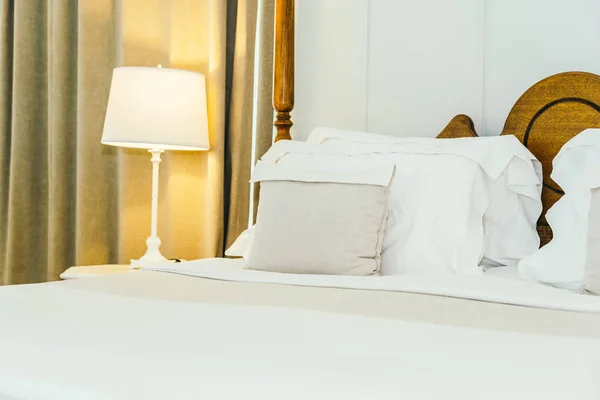 美しい豪華なベッドルームのベッド デコレーションの上に白い枕の間します。 — ストック写真
