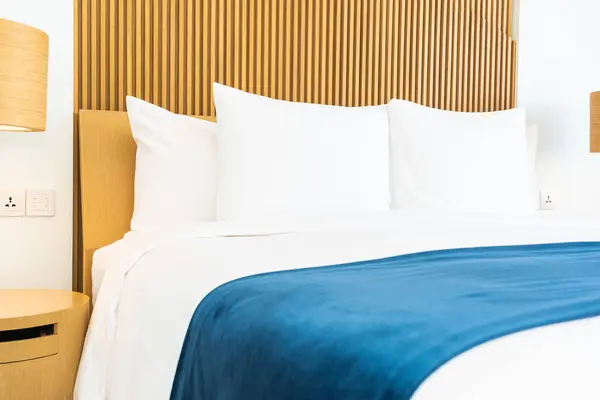 Schönes bequemes Kissen auf Bettdekoration im Schlafzimmer — Stockfoto