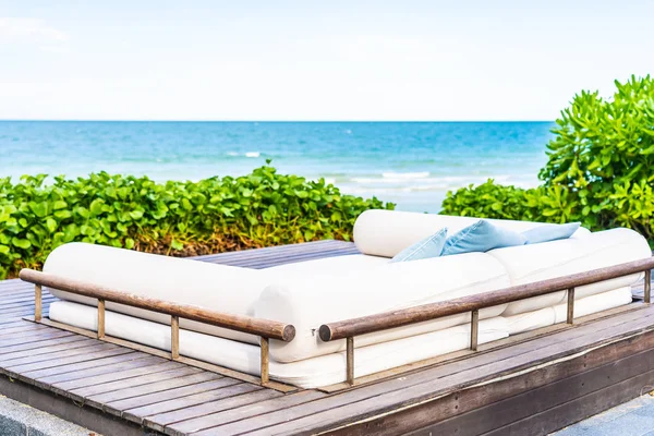 Cuscino sul divano decorazione quasi spiaggia mare e oceano per il tempo libero — Foto Stock