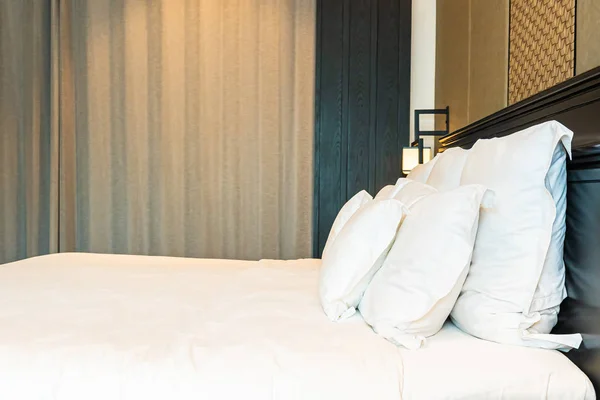 Όμορφο πολυτελές άνετο λευκό μαξιλάρι στη διακόσμηση κρεβατιού σε b — Φωτογραφία Αρχείου