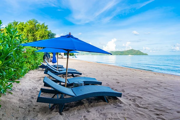 Superbe parasol et chaise de lit vide sur la plage tropicale et — Photo