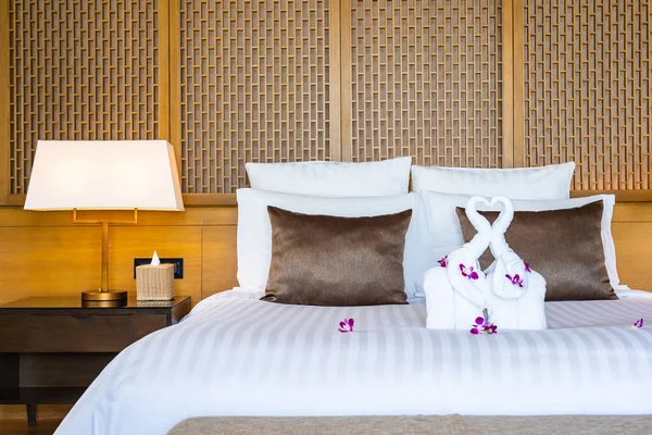 寝室のインテリアのベッドの装飾に美しい象のタオル — ストック写真